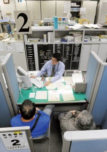 年金は老後の蓄えだったはずだが…（写真：共同通信社）