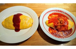 『ポムの樹』の「定番ケチャップオムライス」Mサイズ（左）と「モッツァレラチーズのトマトソースオムライス」Sサイズ