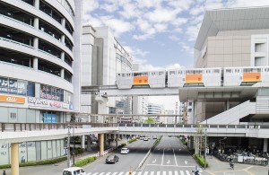 駅前には大型商業施設が立ち並ぶ立川