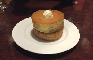 星乃珈琲店の「スフレパンケーキ」。ふわふわな生地が特徴的