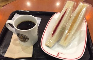 ベローチェのブレンドコーヒーとハーフのサンドイッチ2種。これで420円