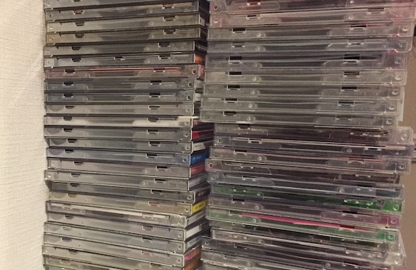 多くのアイドルファンが処理に困るという大量のCD