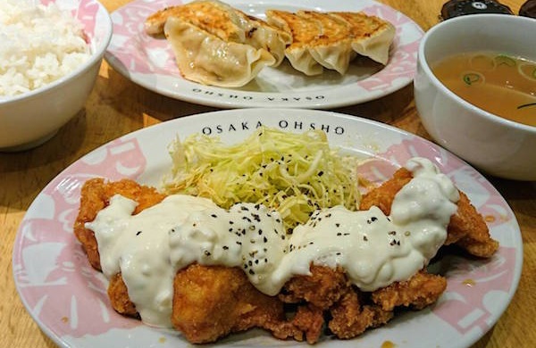 大阪王将のチキン南蛮定食。大胆にタルタルソースがかかっている