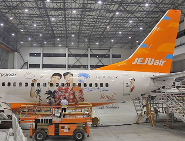 ファンなら一度は乗りたい東方神起を描いたラッピング機