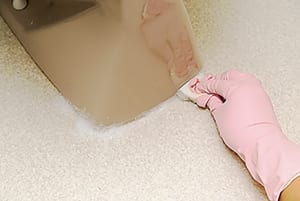 長年使った床のこじれた汚れに中性洗剤が効く
