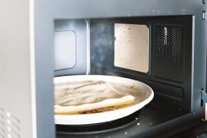 電子レンジは濡らしたクロスをチンするだけ