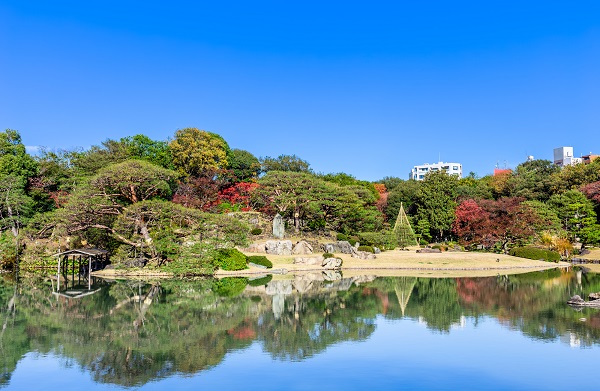 駒込駅のすぐ目の前には、都内屈指の紅葉スポット・六義園がある