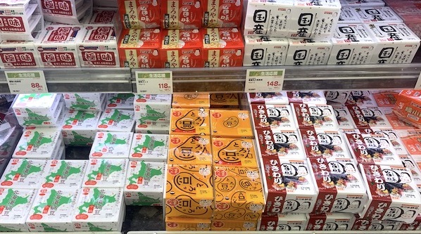 スーパーマーケットでは様々な種類の納豆が販売されている