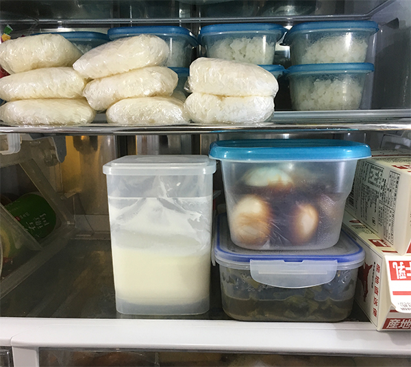 冷蔵庫内には小分け食材。たくさん買う＆作って小分けにするのが基本