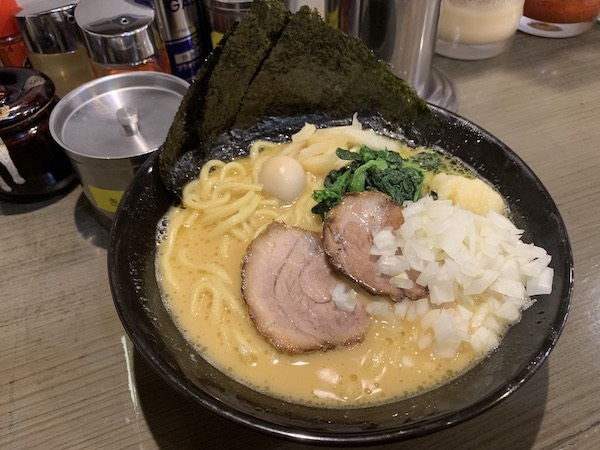 町田商店の「ラーメン」。刻みタマネギをトッピング