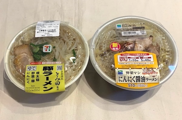 セブン-イレブンの『中華蕎麦とみ田監修豚ラーメン（豚骨醤油）』（左）、ファミリーマート『野菜マシにんにく醤油ラーメン』（右）