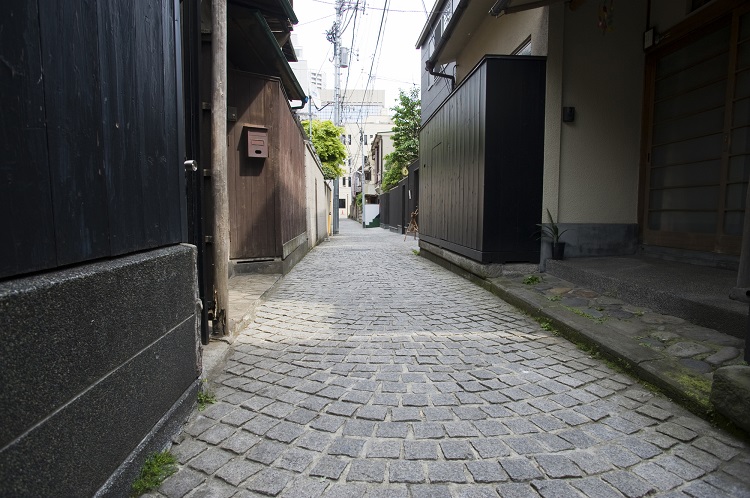 石畳の路地も残る神楽坂の街