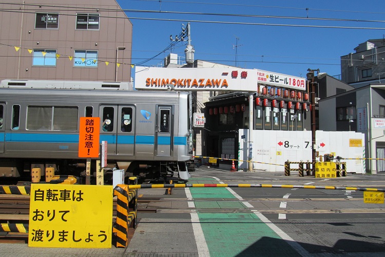 この風景も今や過去のものに…（下北沢の踏切）