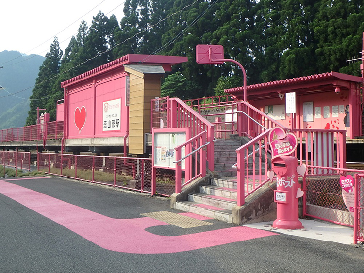 恋の色ピンクで彩られた恋山形駅