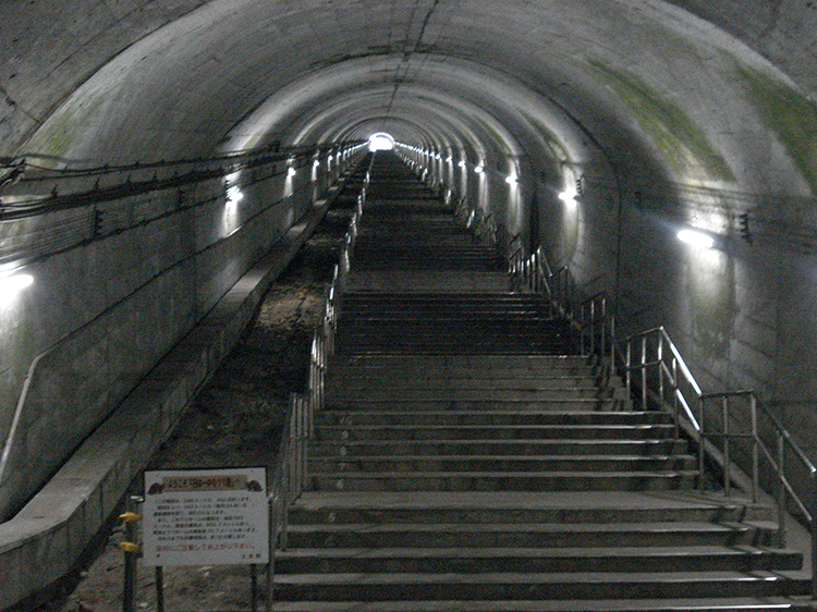 地下要塞のような土合駅