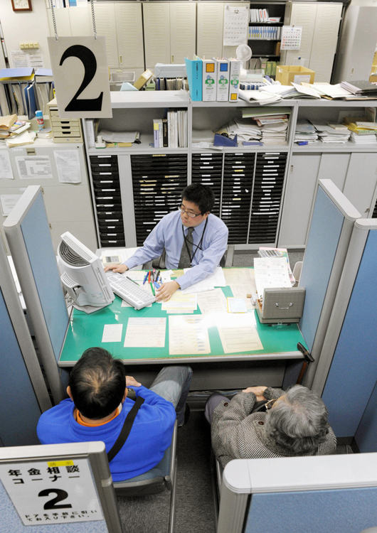 年上妻の場合“2度目の年金請求”手続きを忘れないように（写真：共同通信社）