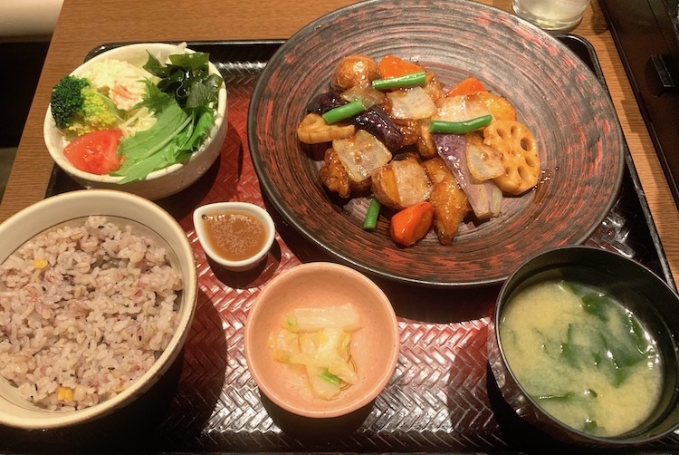 大戸屋の『すけそう鱈と野菜の黒酢あん定食』