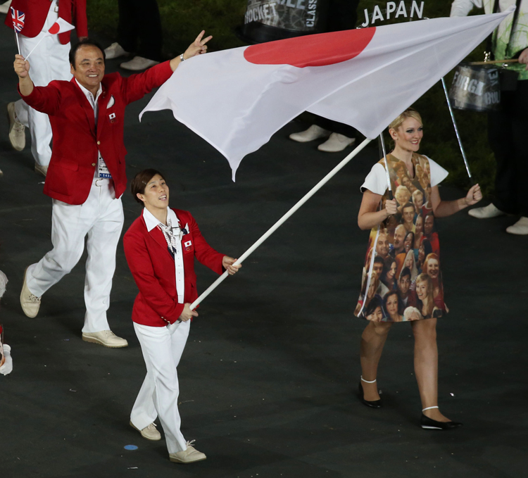 2012年のリオ五輪で国旗を掲げた吉田沙保里選手（写真：時事通信フォト）