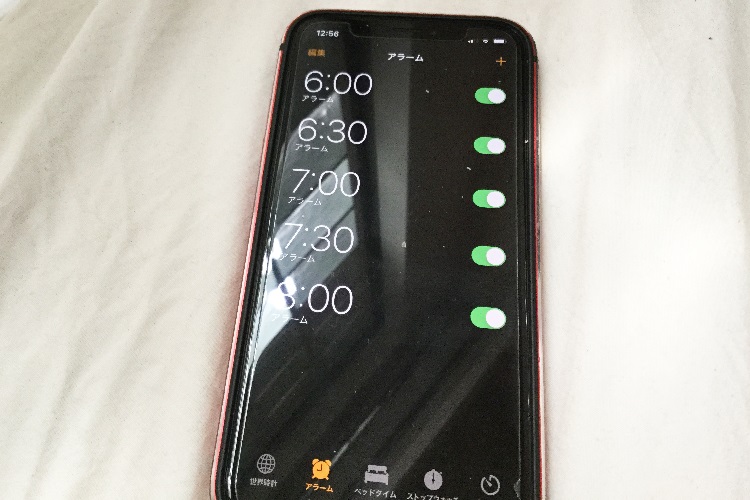 スマホのアラームだと起きられない？ 