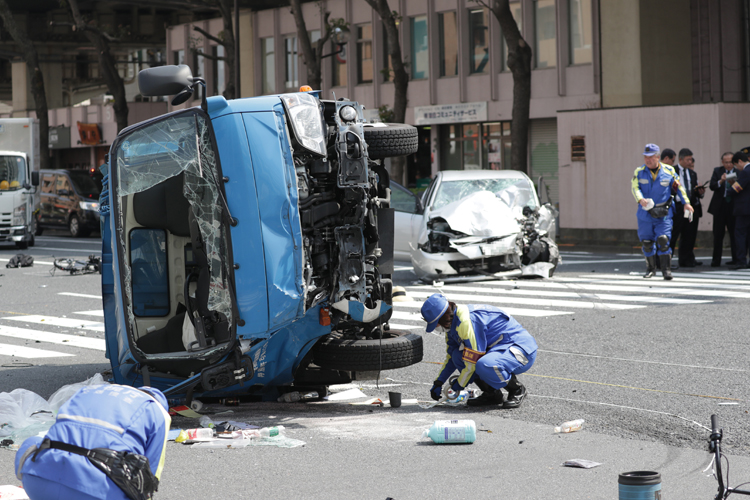 今年4月の池袋の暴走事故で免許の返納が議論に（写真：時事通信フォト）