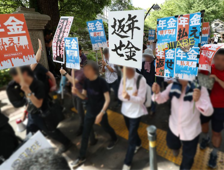 国民の金融リテラシー向上も必要な時代になった（写真：時事通信フォト）