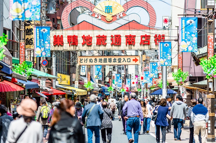 お年寄りでにぎわう“おばあちゃんの原宿”（巣鴨の地蔵通り商店街）