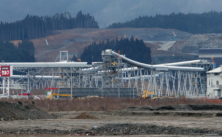 陸前高田市では被災地最大の“台地建設”が行なわれているが…（写真：時事通信フォト）