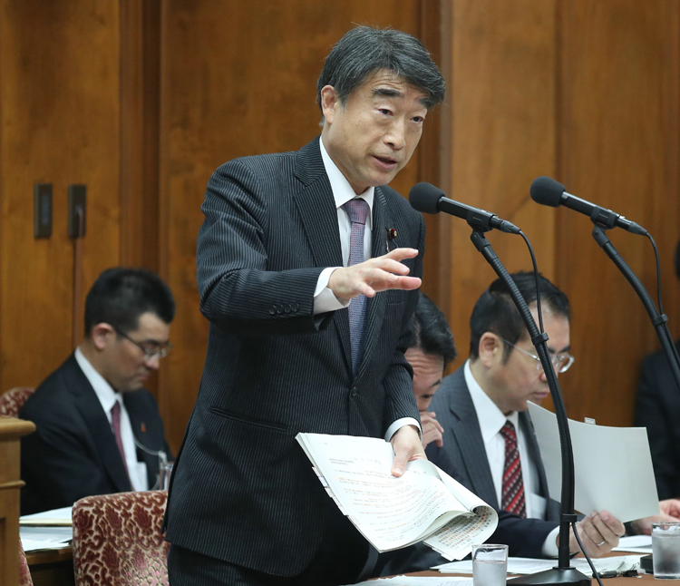 根本匠・厚労相は「100年安心」を強調したが…（写真：時事通信フォト）