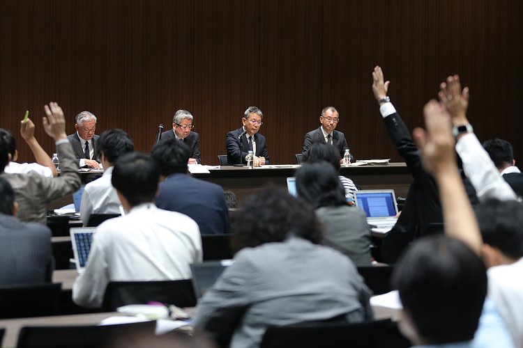 保険の不適切販売問題を受けて会見するかんぽ生命社長と日本郵便社長（写真：時事通信フォト）