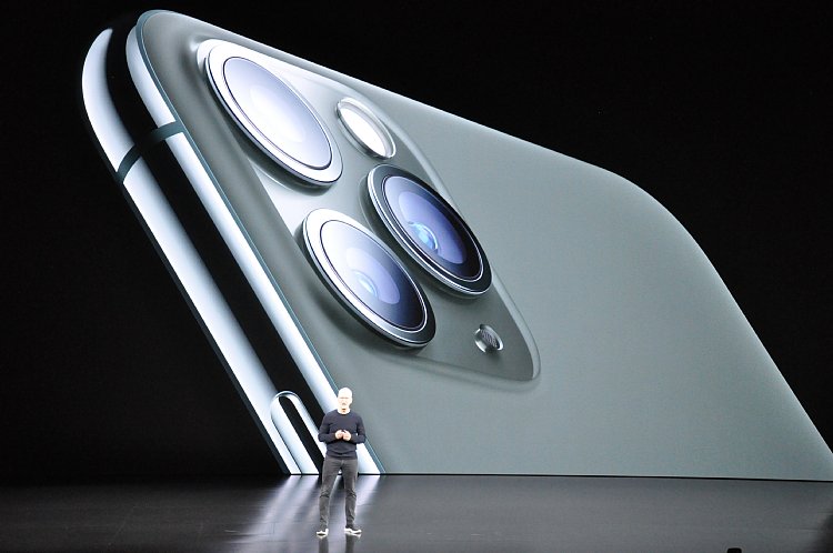 「新作iPhone頼み」の現状とは（「iPhone11」を発表するアップルのクックCEO。写真：時事通信フォト）
