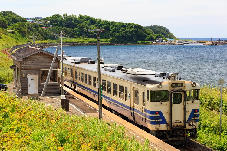 ローカル線の魅力は乗らないと分からない（写真はJR五能線の驫木駅）