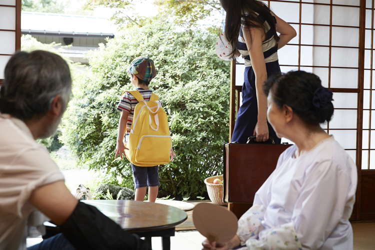 高齢の親から「成人」した子供への金銭的支援も増えているという（イメージ）