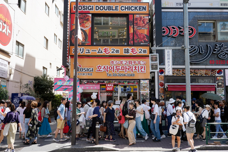 日本一のコリアタウンである東京・新大久保は平日も買い物客が多い（写真：時事通信フォト）