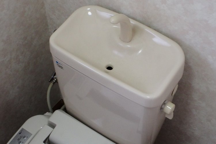 トイレタンクにペットボトルを入れる節約術の効果は？