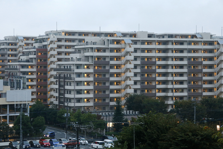住民と販売元の合意で建て替えが進む「パークシティLaLa横浜（写真は2015年10月のもの。写真：時事通信フォト）