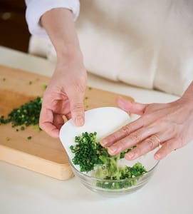 細かく刻んだ食材をこぼさず運べるへら