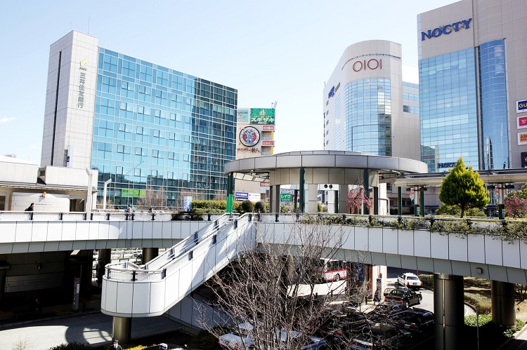 駅前には多くの商業施設が並ぶ（溝の口駅前）