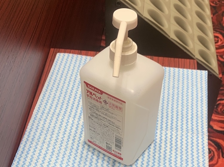 とあるホールに置かれていたアルコール消毒液