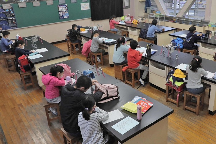 臨時休校に合わせ、校内を開放して児童を預かる小学校も（写真：時事通信フォト）