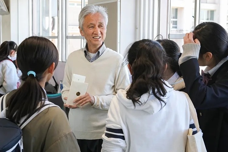 校則撤廃した中学校校長が退職、最後の登校日15分間のドキュメント