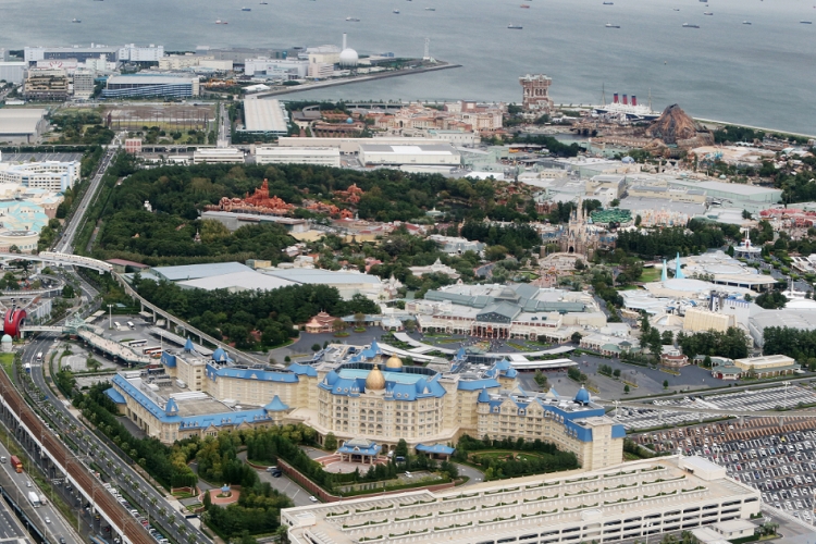 空から見た東京ディズニーランドとその周辺（写真／時事通信フォト）