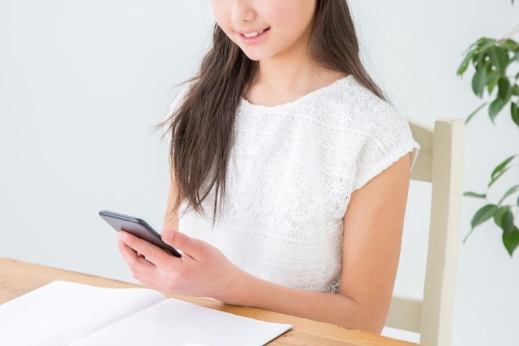 子供との連絡手段にスマホを利用する家庭は多い（イメージ）