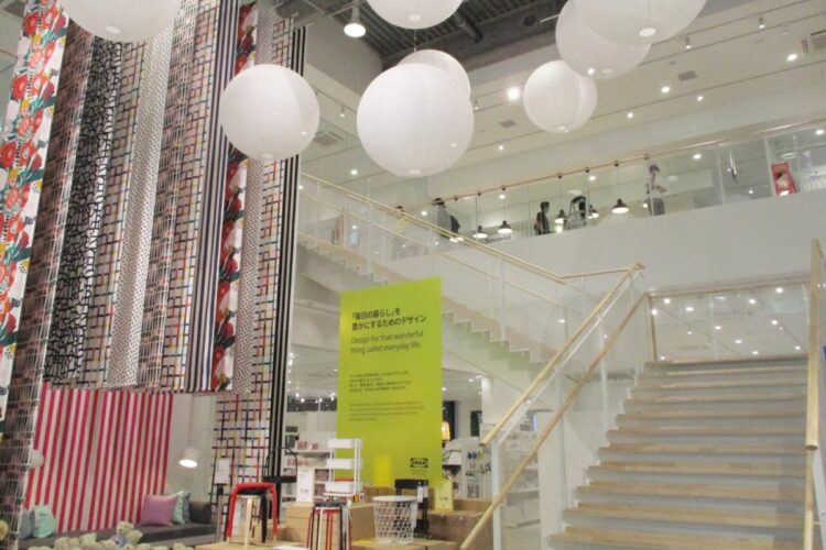都心型IKEAの魅力とは？（原宿店。時事通信フォト）