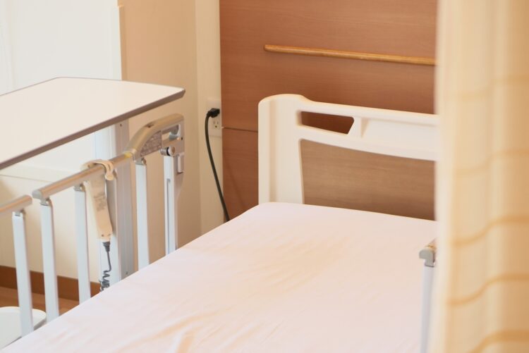 働き続ける高齢者が増える一方で、そのしわ寄せが家族に…（イメージ）