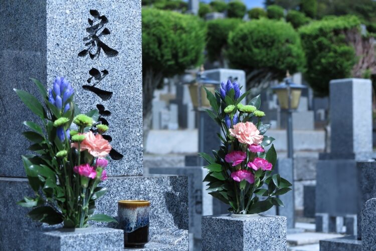 夫婦で2つの墓守を担う負担を避けるには…（イメージ）
