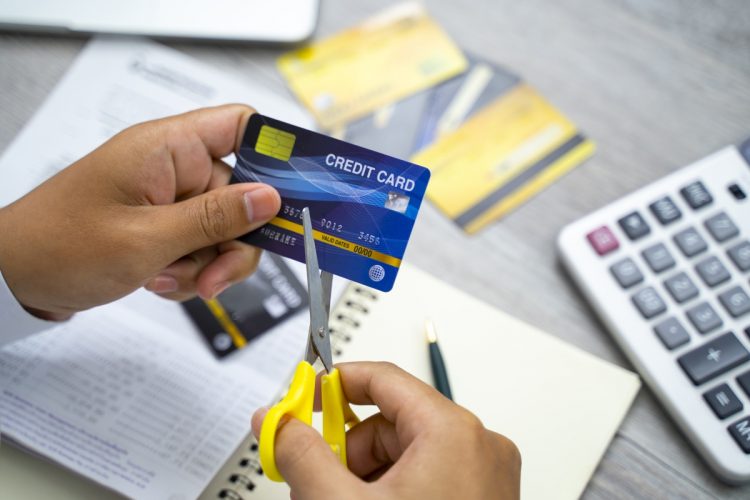 カードを封印して現金管理にすると、家計はどう変化する？（イメージ。Getty Images）