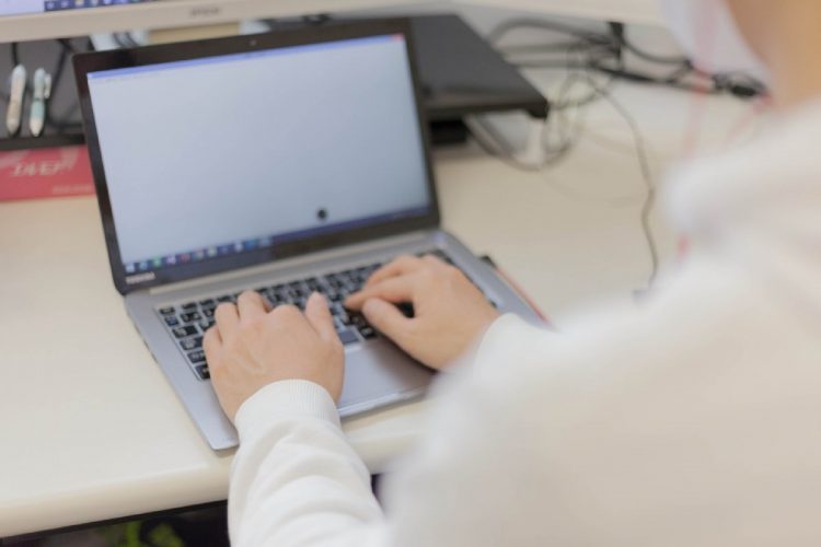自宅からオンライン授業を受ける際もマスクを外さない理由は？（イメージ）