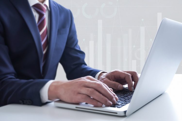 企業で生成AIを使う場合の注意点とは（イメージ）