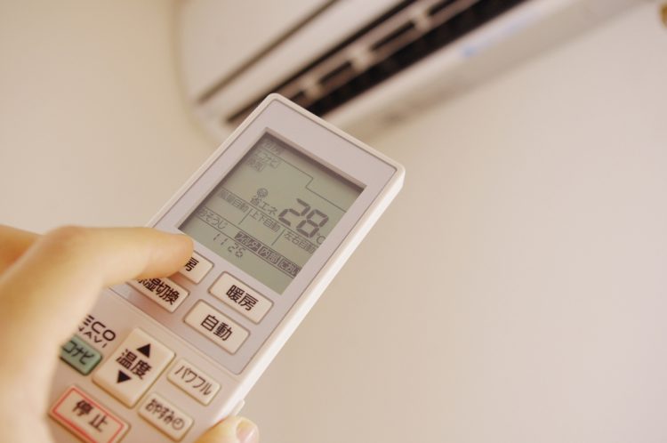 気温が上昇する9～18時は、クーラーをつけっぱなしにした方が電気代は安くなるという（イメージ）