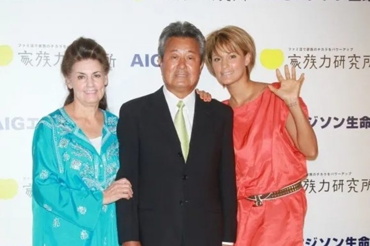 梅宮アンナ（＝右）は、相続の手続きは大変だったものの、「愛おしくて楽しい時間だった」と振り返る（左は母・クラウディアさん、中央は父・辰夫さん。撮影／小倉雄一郎）